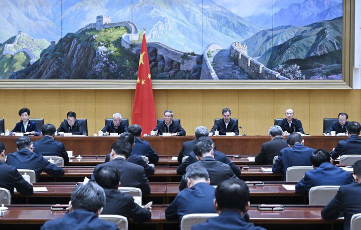 李强主持召开国务院第八次全体会议深入学习贯彻习近平总书记在全国两会期间的重要讲话精神对落实国务院2025年重点工作进行部署