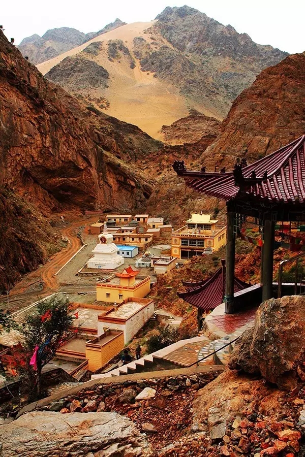 阿贵庙是西部地区最大的红教寺庙,是印度僧莲